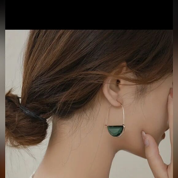 New elongated goldtone earrings with crystal clear stone - Picture 5 of 7